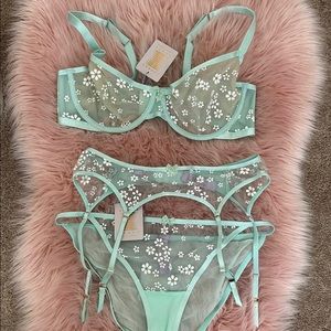 Savage X fenty Puff Daisy Set XL Bra, Panty and Garter